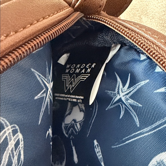 Wonder Woman Crossbody Bag - Picture 2 of 4